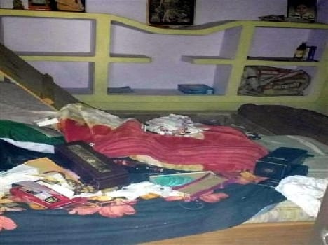 Female hostage in teacher house and robbery